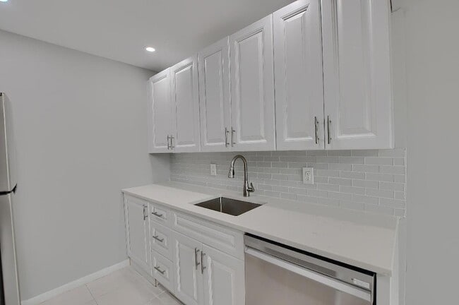 Building Photo - 3069 Exeter