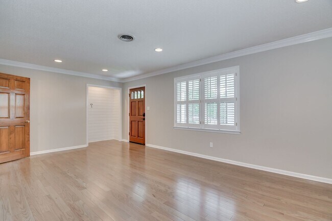 Building Photo - Beautiful Ranch in Montclair!