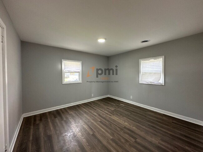 Building Photo - 2015 Central Dr