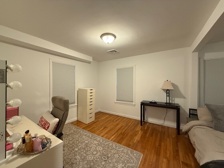 Building Photo - 264 Main St