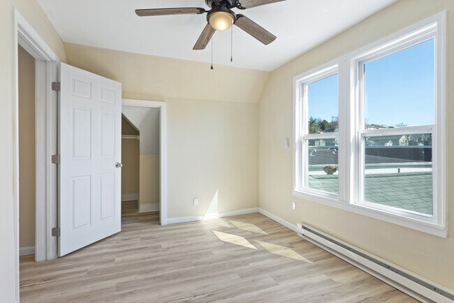 Building Photo - 5 Bedroom Single Family in Brunswick