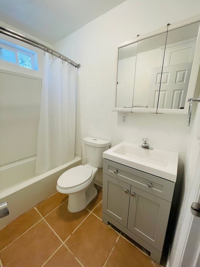 Building Photo - $1,795 Belmont & McCall, 2 Bedroom - Belmo...