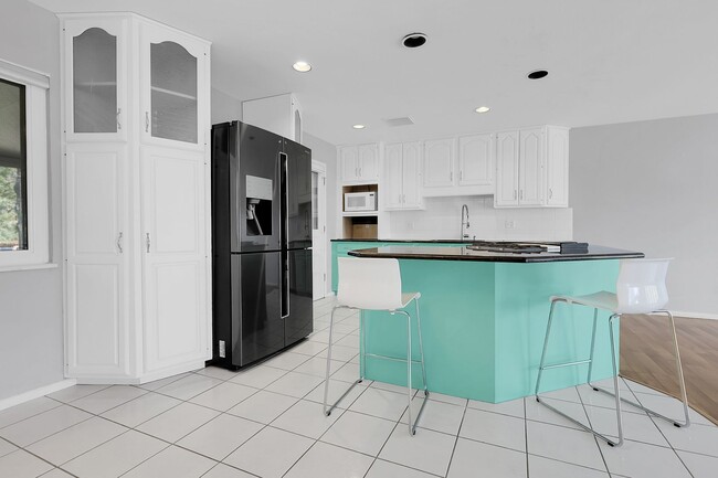 Building Photo - 3 bedroom, 3 bathroom home with 2 car garage