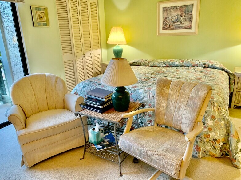 BR with seating area to watch TV - 1519 Pelican Point Dr
