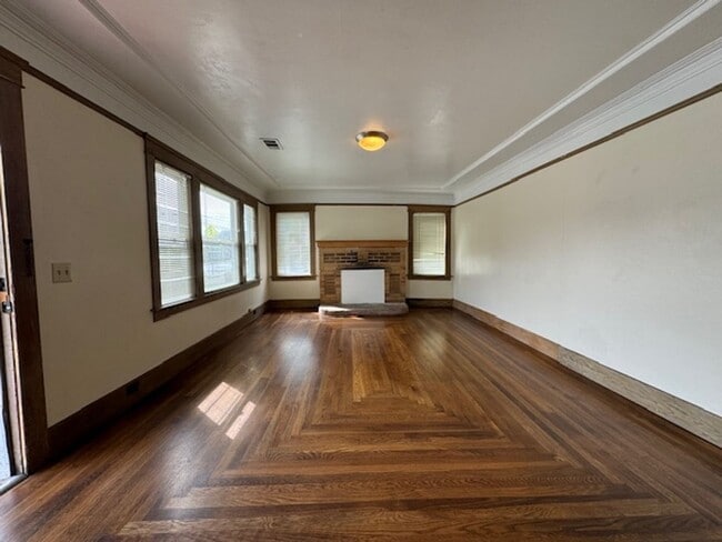 Building Photo - 1841 H St