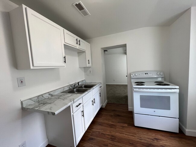 Building Photo - Large newly remodeled one bedroom one bath apartment for lease now. Apply Today!