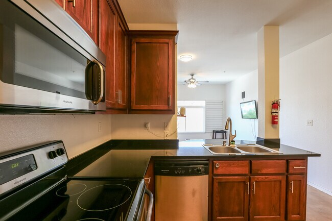 Building Photo - 910 W 25th St