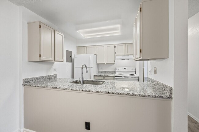 Building Photo - $1,470.95 - 2 Bed, 1 Bath Condo in Aurora with In Unit Laundry!