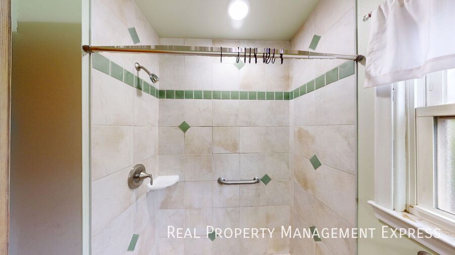 Building Photo - 4 Bedroom, 2 Bathroom Home for Rent in Sioux Falls