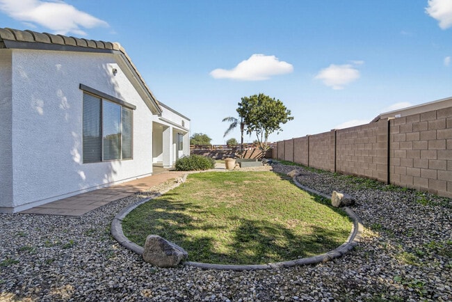 Building Photo - 18711 E Raven Dr