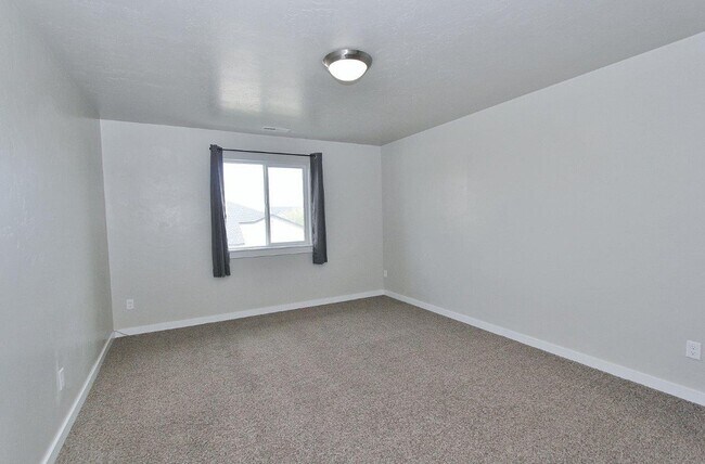 Building Photo - Spacious Home in Quiet Neighborhood