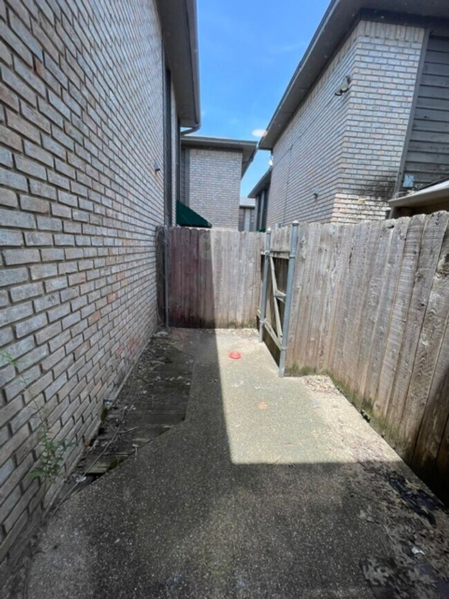 Building Photo - Spacious 2-Bedroom Townhome-Style Condo Near Baylor University | Elmwood Condos Waco