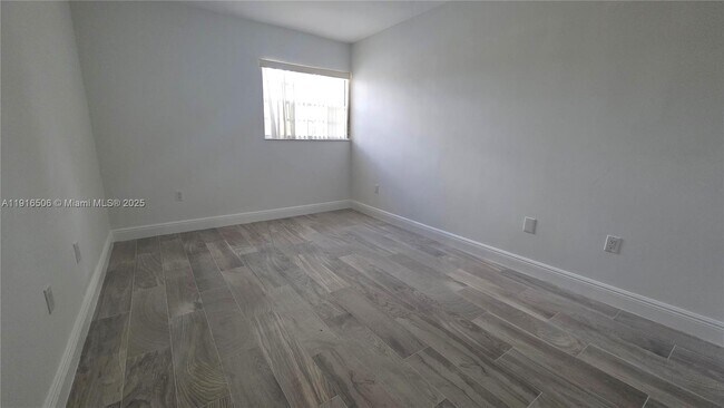 Building Photo - 9818 SW 146th Ct