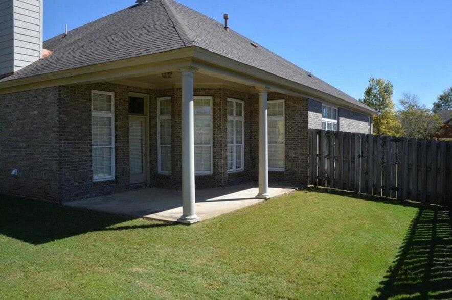 Building Photo - 2206 Wyndgate Dr