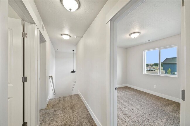 Building Photo - Spacious 3 Bed, 2.5 Bath Rental in Homedal...
