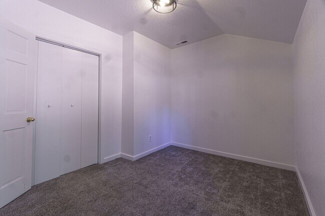 Building Photo - 2 bedroom charmer on W South for rent!