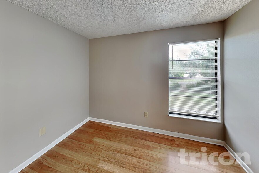 Building Photo - 1311 Corner Oaks Dr