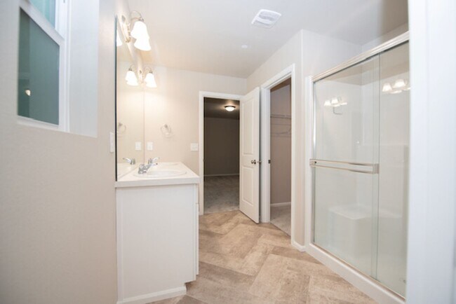 Building Photo - Nearly New Dupont Home 3bed and 2.5 Bath 1...