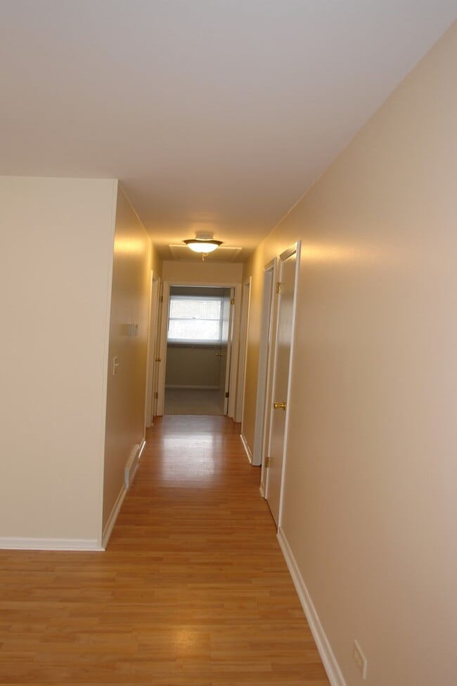 Building Photo - 1221 Meadowbrook Dr