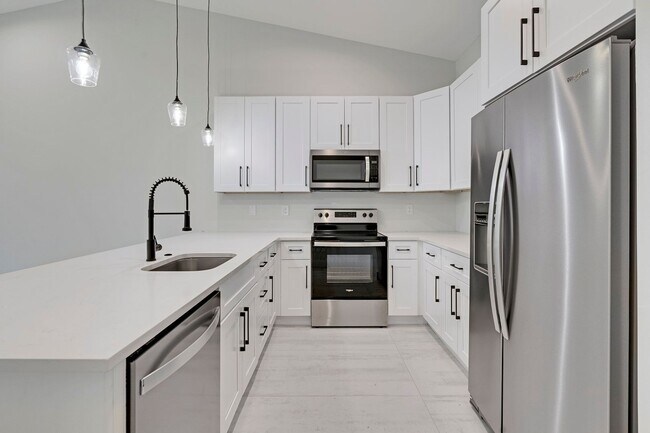 Building Photo - 2023 Duplex All tiled - 3 Bedroom Plus Den/2 Bath & 2 car Garage