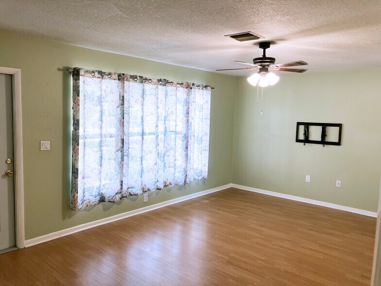 Building Photo - 913 Schumann Dr