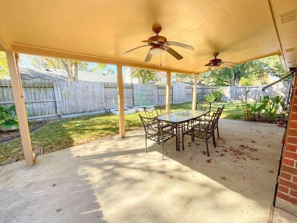 Building Photo - 18083 Holly Forest Dr