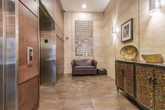 Building Photo - 1550 E Royall Pl