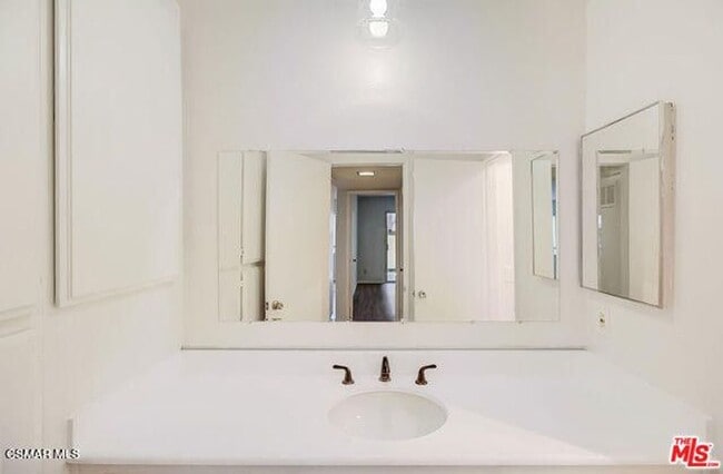 Building Photo - Welcome to this charming 1 bedroom+1 bathroom