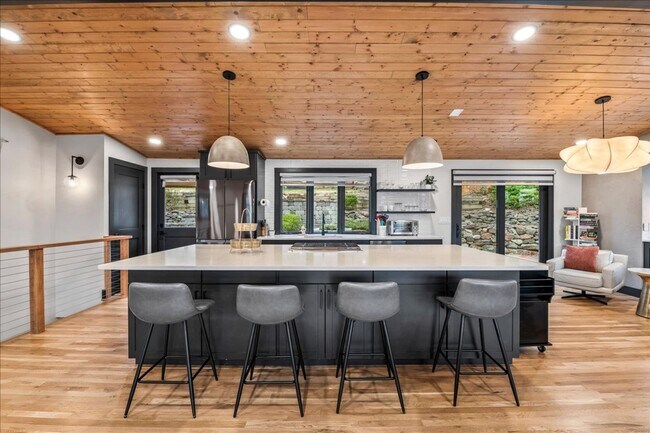 Building Photo - Fully Furnished Luxury Executive Rental