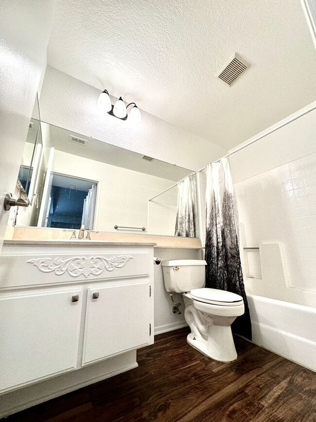 Building Photo - Charming 2-Bedroom Villa in the Heart of C...