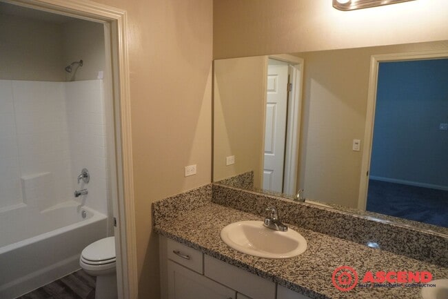 Building Photo - Stunning Home Off of Taft Highway and South H Street!