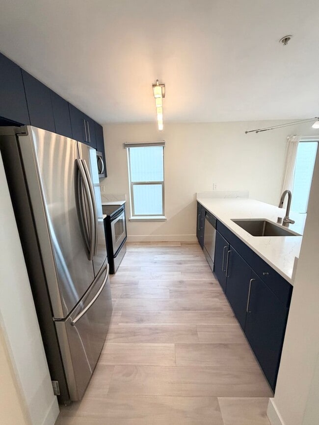 Building Photo - 1550 Eastlake Ave E