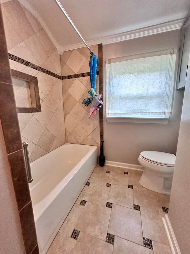 Building Photo - Pembroke Manor-4 bedroom 2.5 bath Single f...