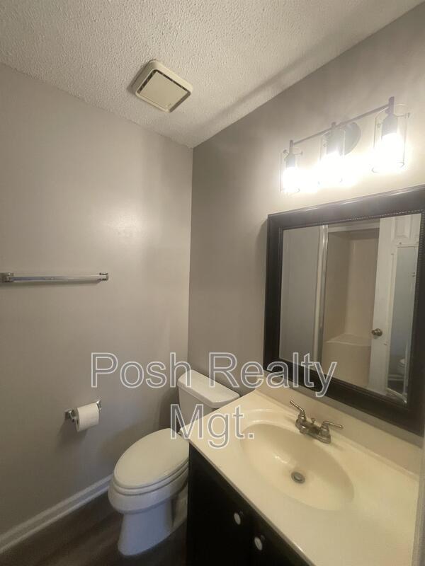 Building Photo - 2326 W Vandalia Rd