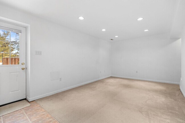 Building Photo - Beautifully maintained END UNIT townhouse in Robin meadows ready for you now!