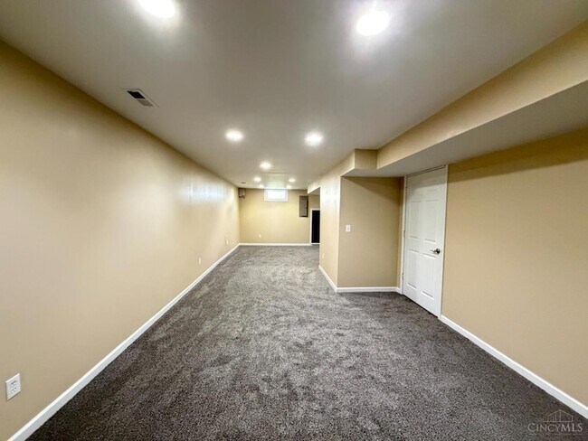 Building Photo - 7801 Livingston Dr
