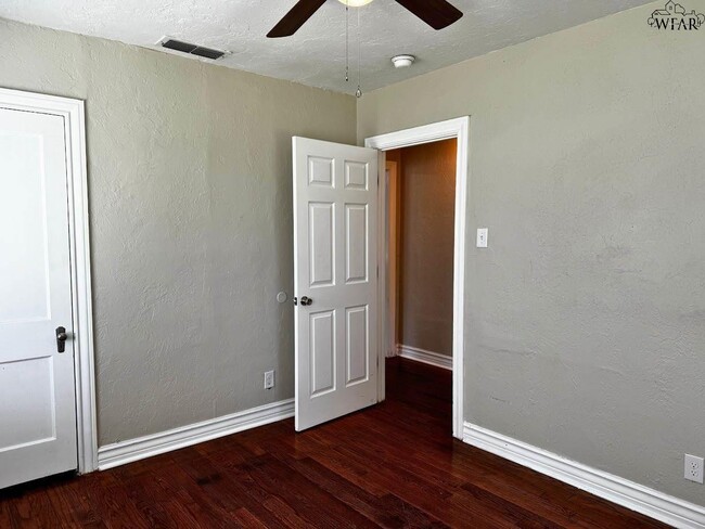 Building Photo - 100 Lilac Ln