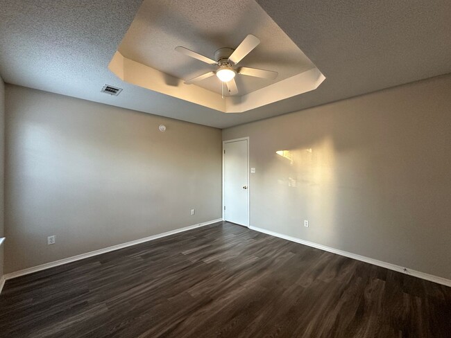 Building Photo - Gorgeously Updated 3 Bed 2 Bath 2 Car Garage