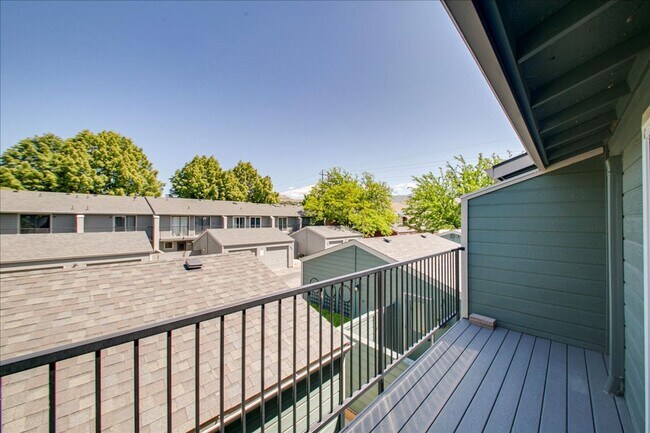 Building Photo - Bright & Stylish Townhome in the Heart of ...