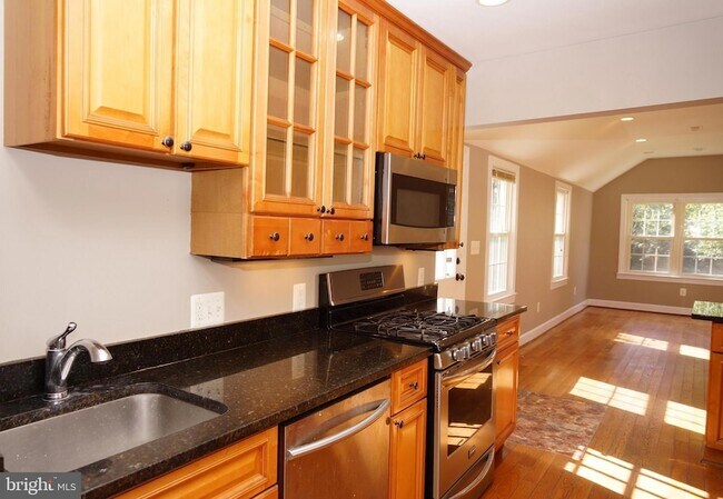 Building Photo - 923 Lewis Ave