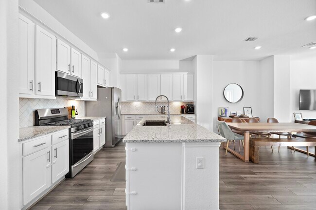 Building Photo - 11008 Mikula Dr