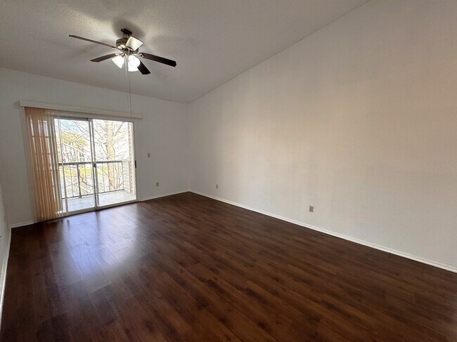 Building Photo - 1948 Lake Atriums Cir