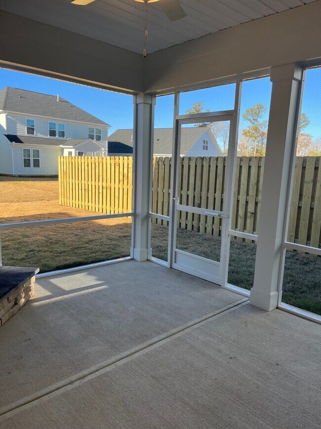 Building Photo - Beautiful New Home