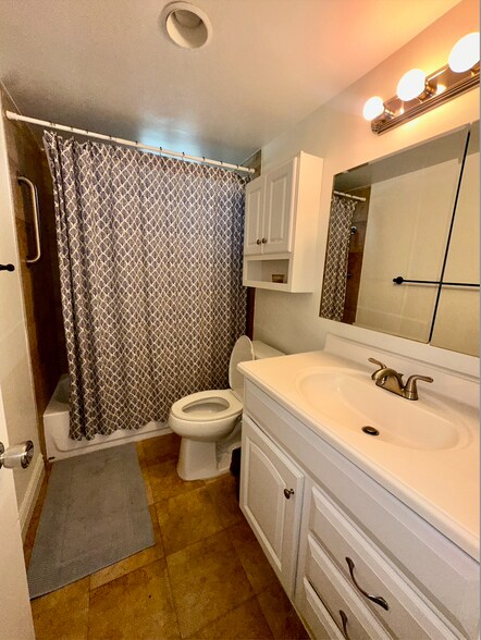 Building Photo - 1821 NE 62nd St