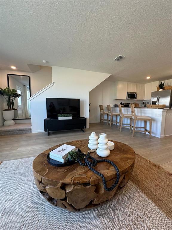 Building Photo - 874 Lynx St