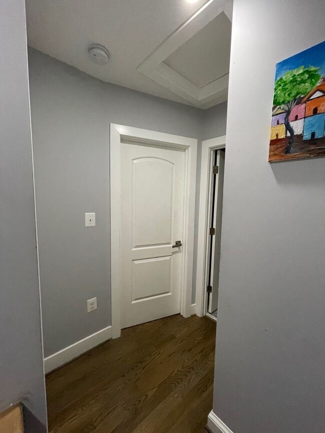 Building Photo - Spacious 2BR Townhouse with Backyard & Bon...