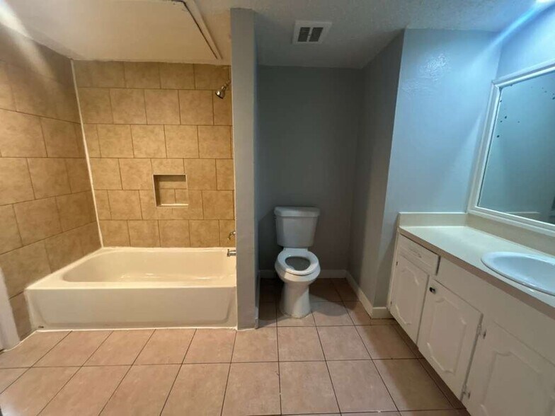 Building Photo - 2408 Hollandale Cir