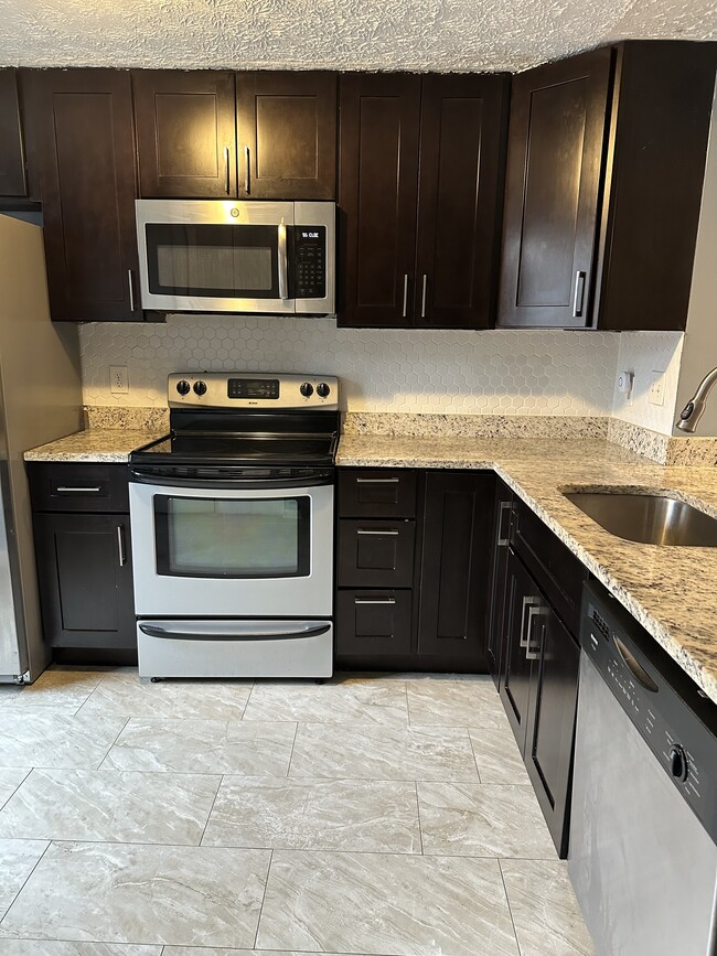 Building Photo - 8018 Grandview Ct