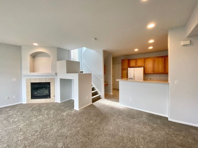 Building Photo - Fantastic Highlands Ranch Townhome - 3bed, 2.5 bath - End Unit