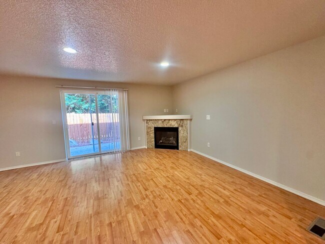 Building Photo - EZ living, Private Townhome setting Central Vancouver